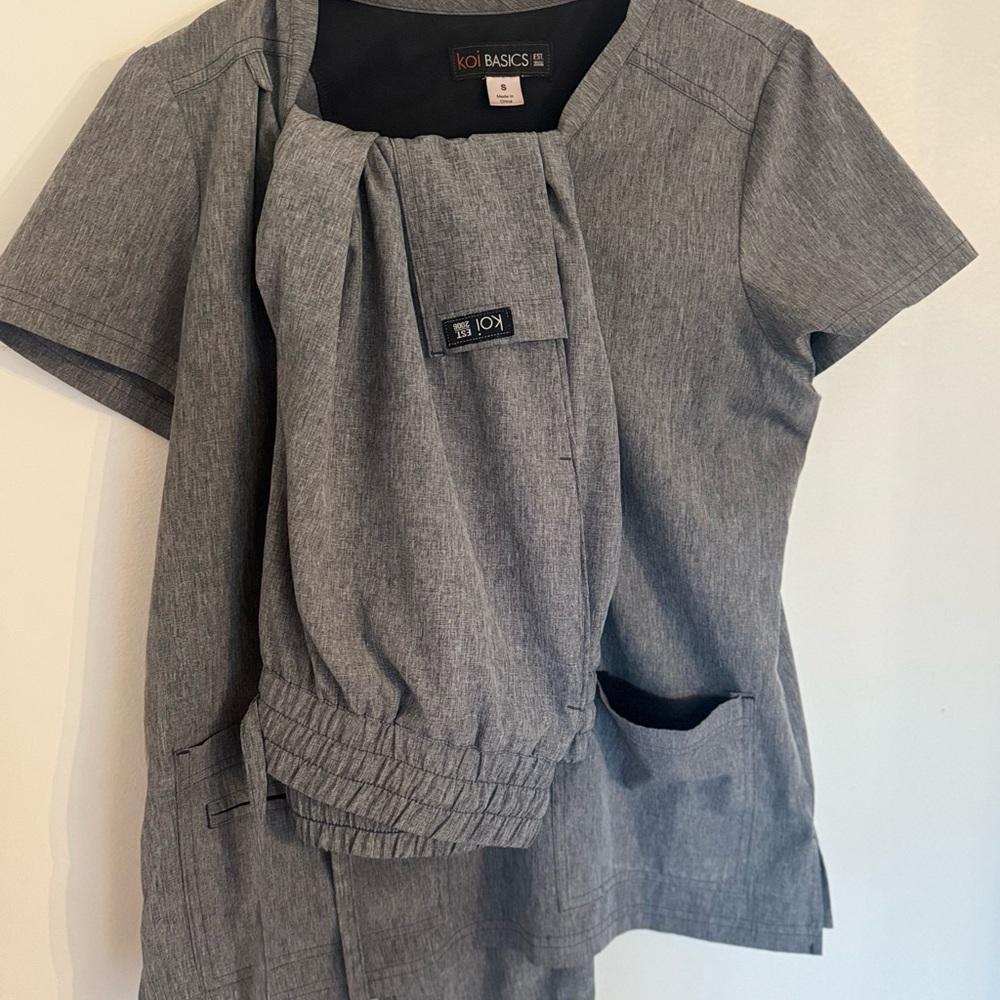 KOI Basics Gray Scrub Set